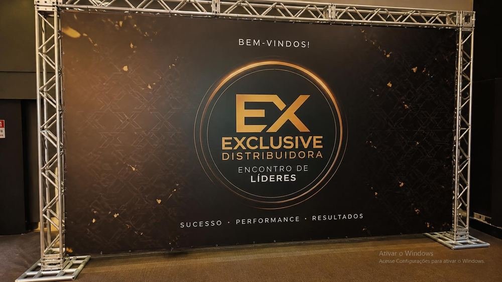 Painel em lona impressa montado em estrutura de treliça