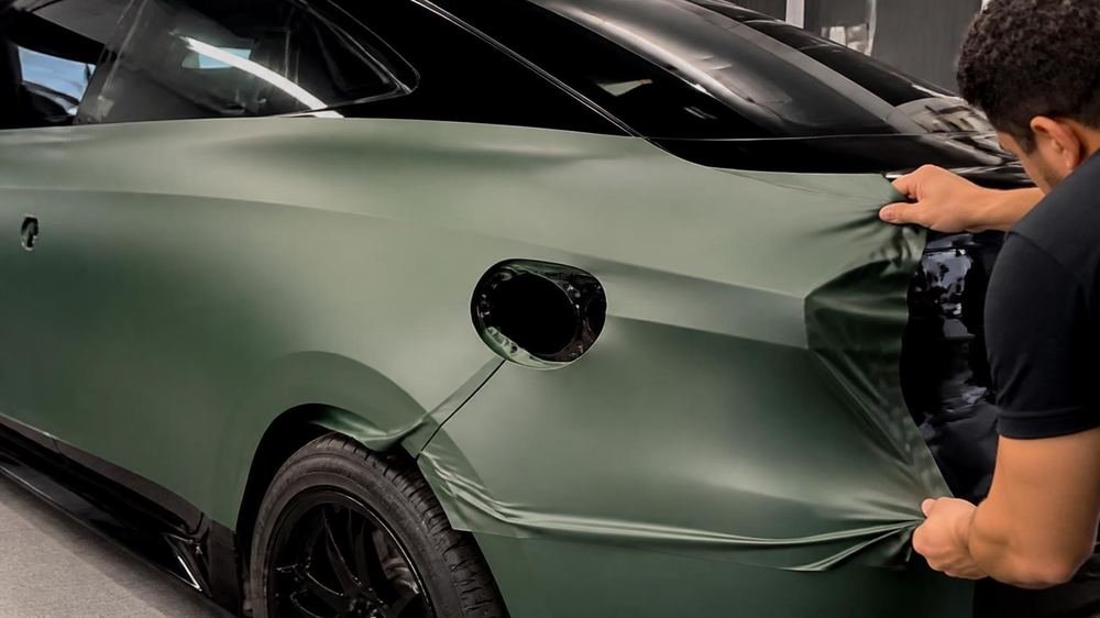 Aplicação de envelopamento verde fosco em carro