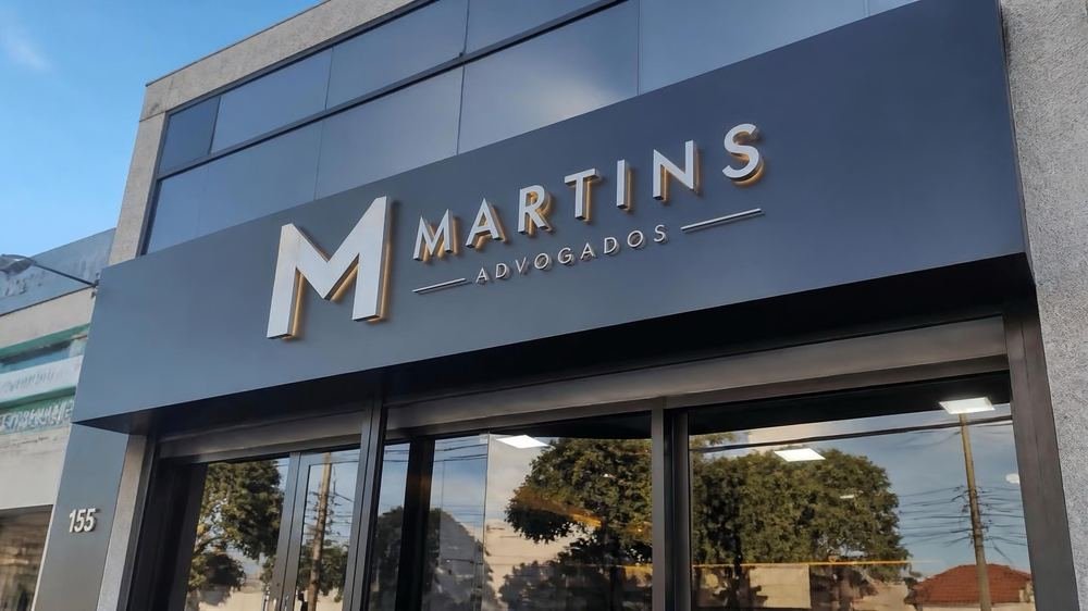 Fachada comercial com letreiro em letras caixa