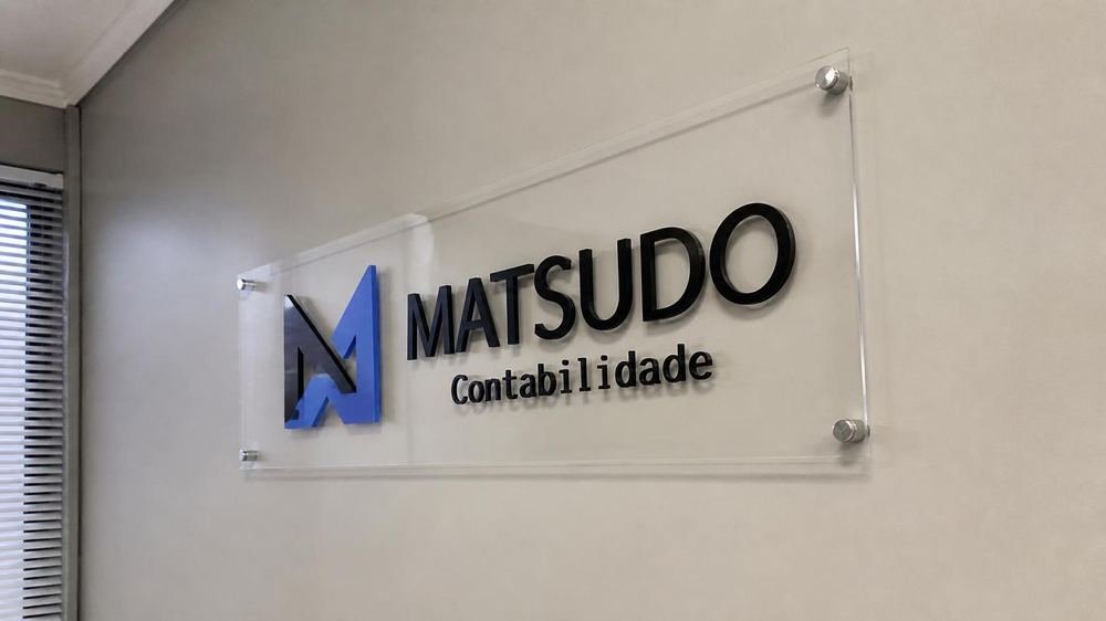 Letreiro em acrílico com logo em relevo na parede